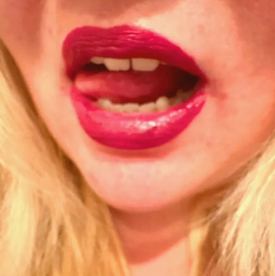 Mia, 24