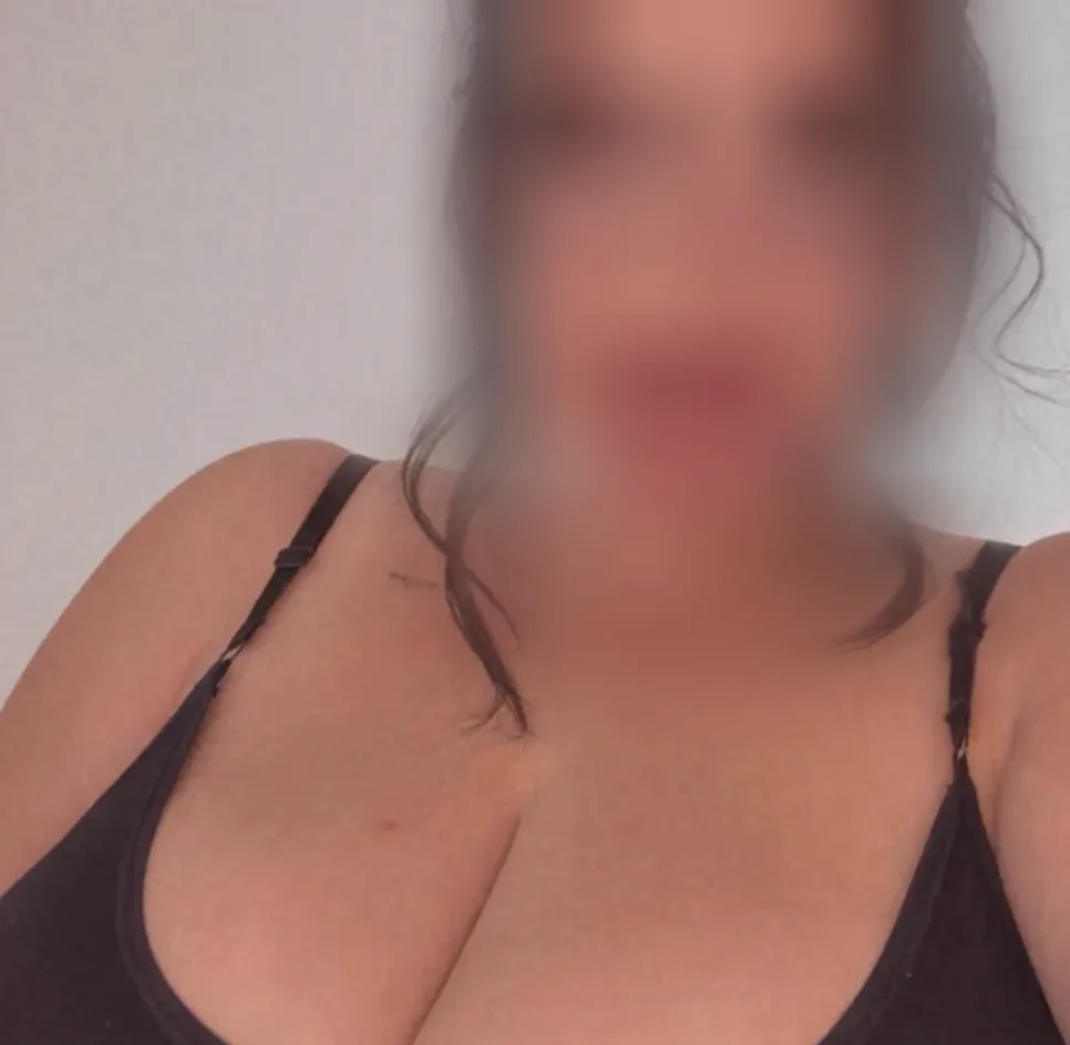 Rosa, 24