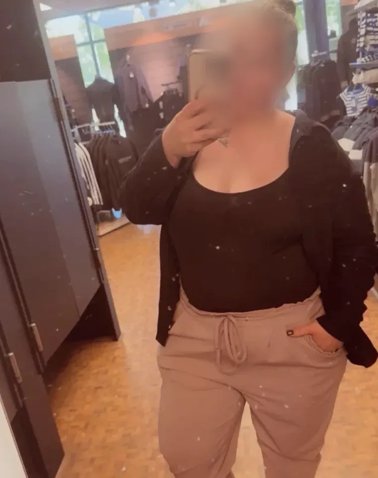 Sanja, 27